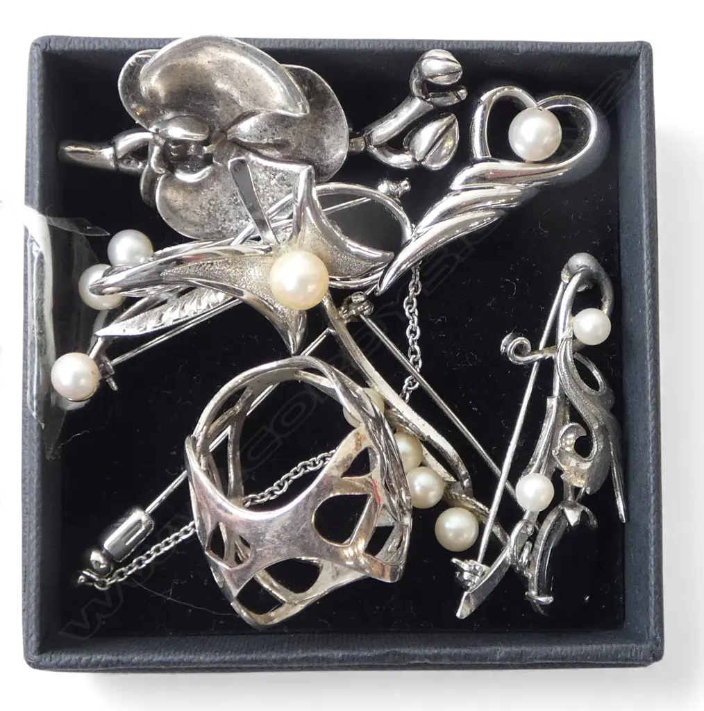 ASST. SILVER BROOCHES & SCARF HOLDER Image 1++