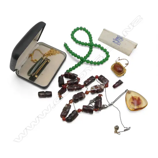 3 NECKLACES, 2 BROOCHES & BEADS, 2 NECKLACES NEED REPAIR