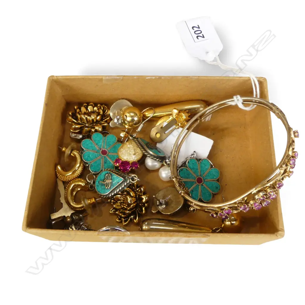 10 PRS COSTUME EARRINGS, GP HINGED BANGLE  Image 1++