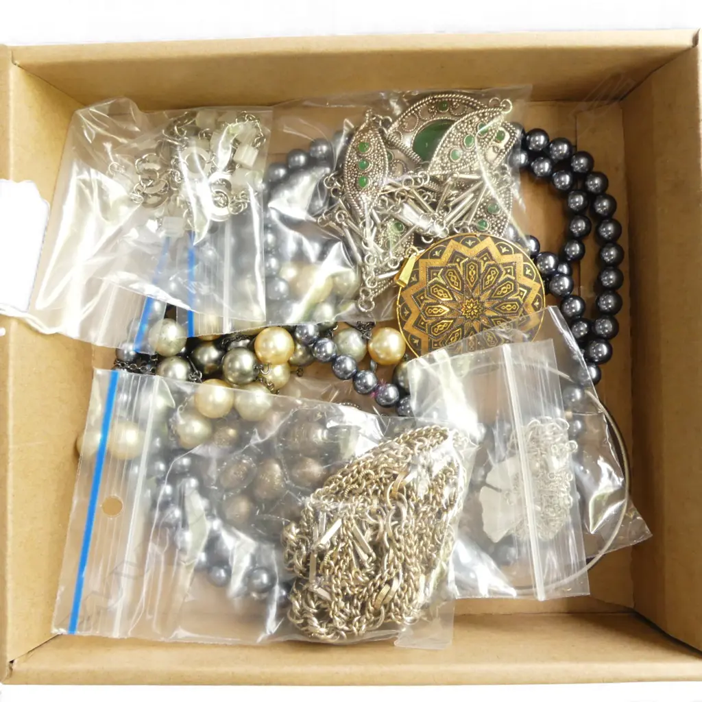 BAG OF ASSORTED JEWELLERY Image 1++