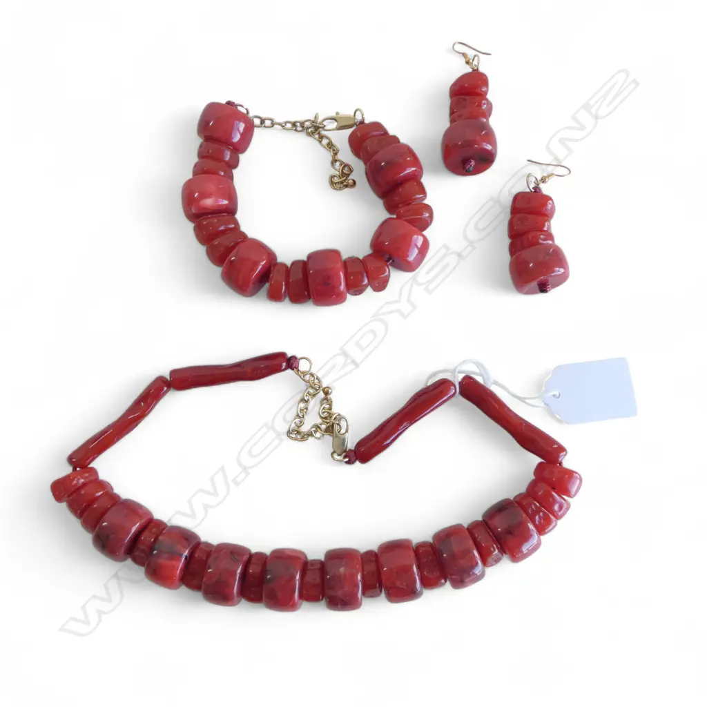 3 PCES FAUX RED CORAL (PLASTIC) JEWELLERY; NECKLACE, BRACELET, PR EARRINGS Image 1++