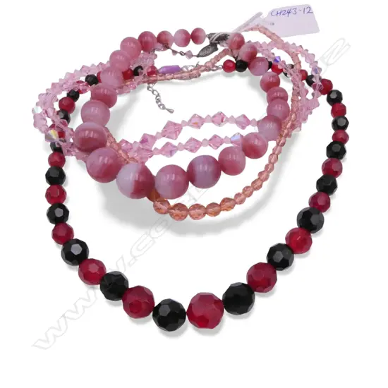 4 VINTAGE STRANDS OF COLOURED BEADS: graduated short length red banded agate + faceted crystals etc