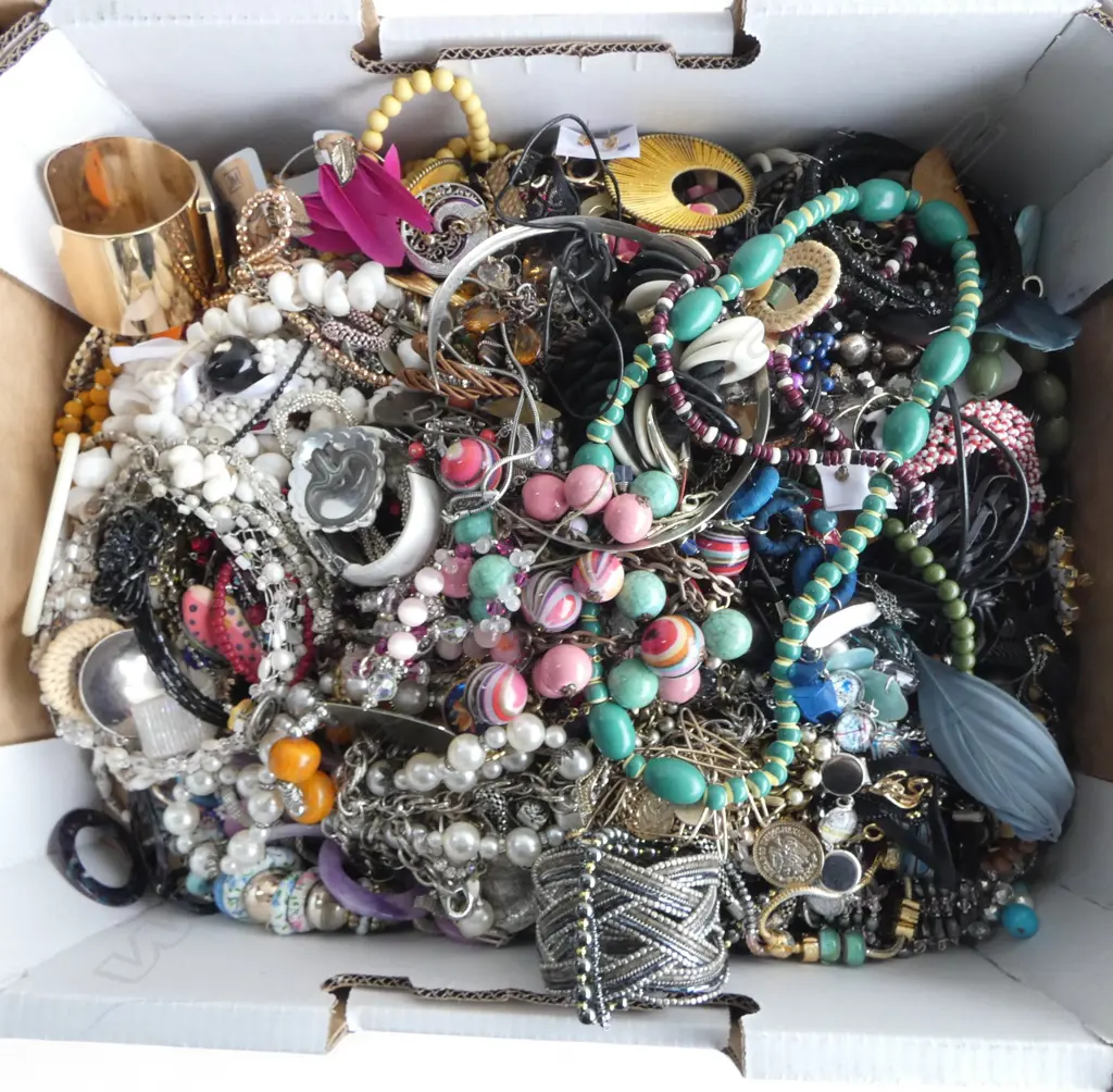 EXTRA LARGE COLLECTION OF ASST. COSTUME JEWELLERY Image 1++