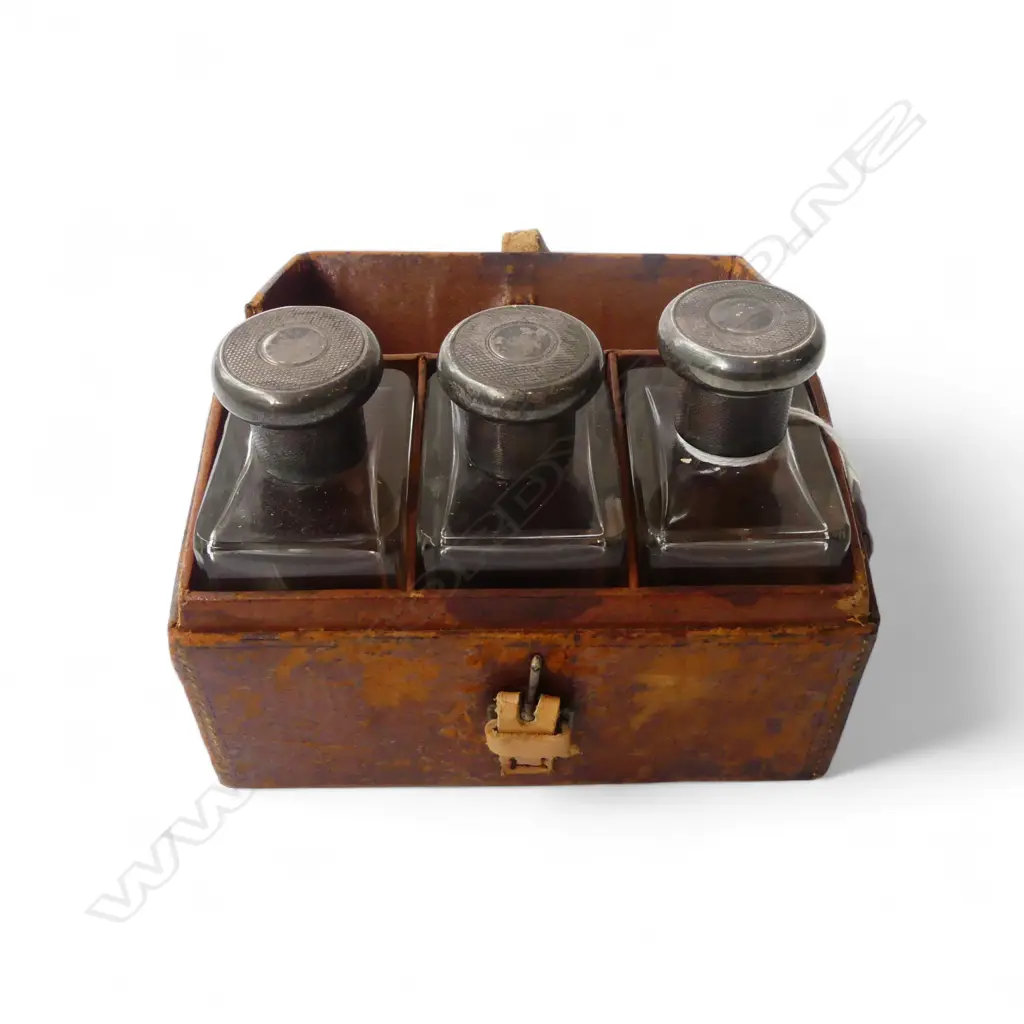 3 EARLY 20thC STG SILVER TOP SCENT BOTTLES IN VINTAGE LEATHER CASE 140x65x140mm Image 1++