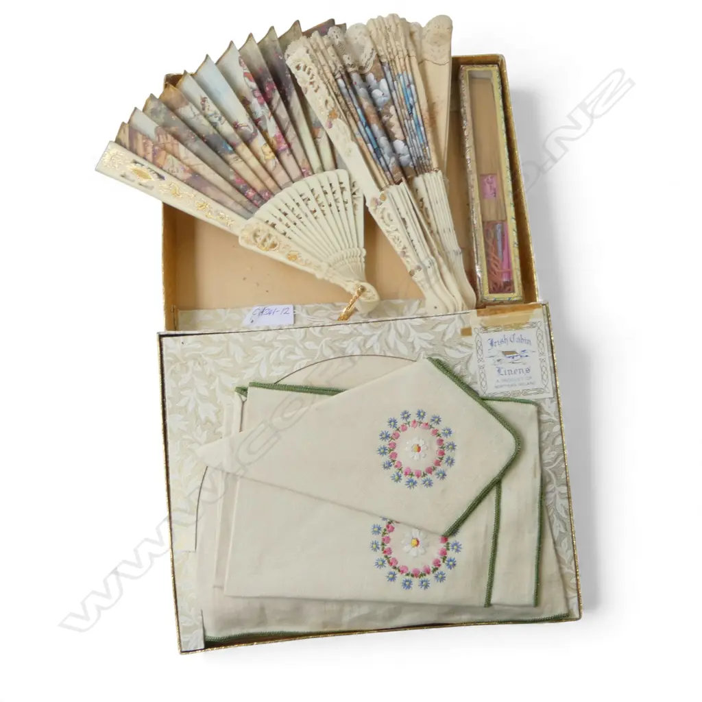 3 VINTAGE FANS + EMBROIDERED LINEN NAPKINS - boxed set etc. 1 fan a.f Image 1++