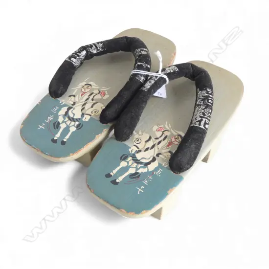 PR JAPANESE SIGNED VINTAGE HAND PAINTED CARVED CEDAR  SHOES SMALL SIZE L200MM