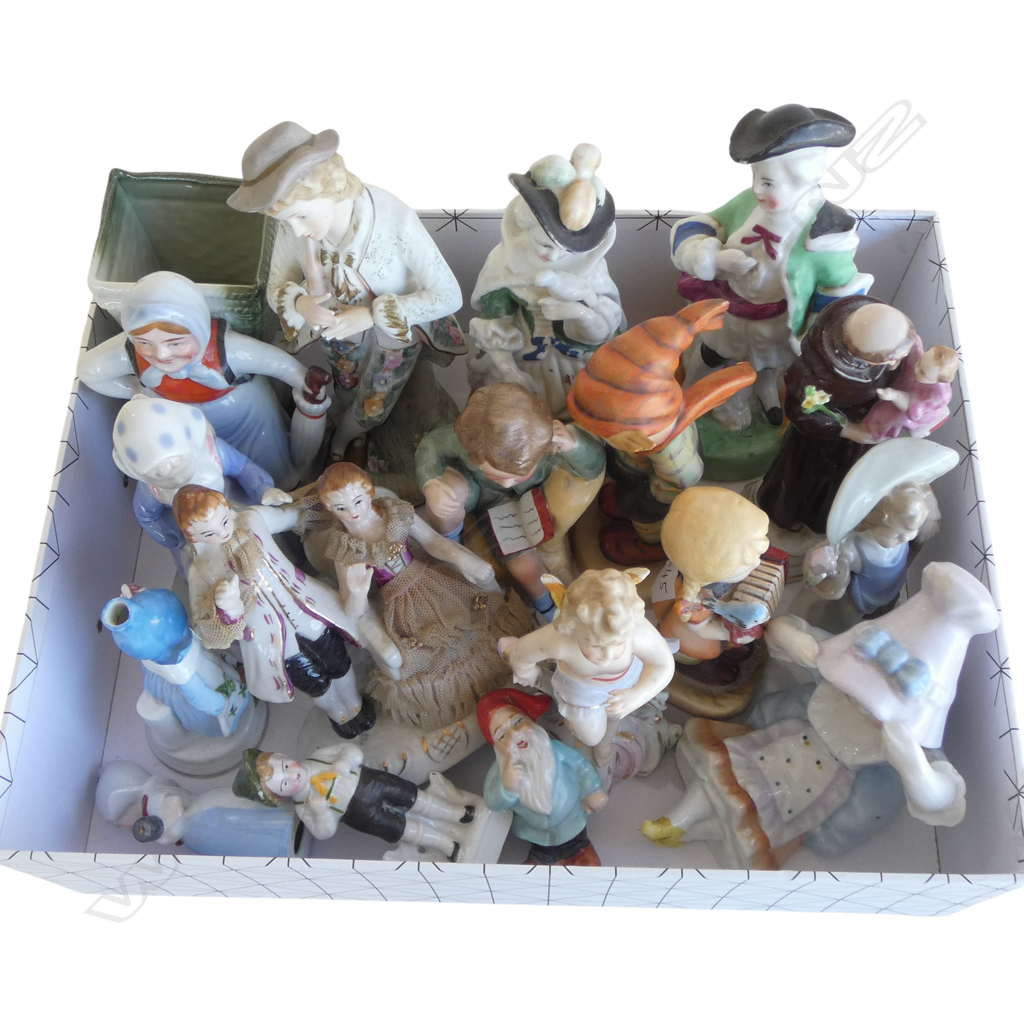 TRAY OF 18 VINTAGE FIGURAL ORNS AVERAGE H120MM Image 1++