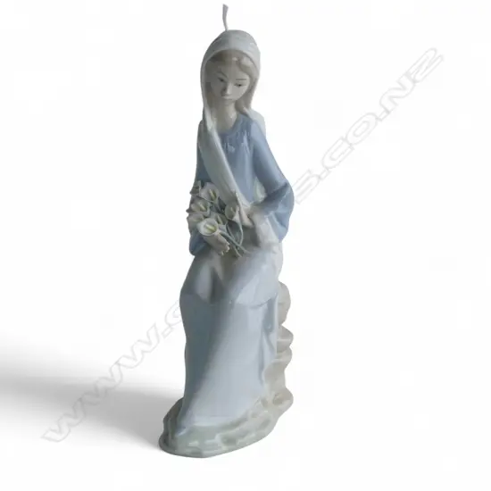 LLADRO #4972, SITTING GIRL WITH LILLIES H.235mm + BOX