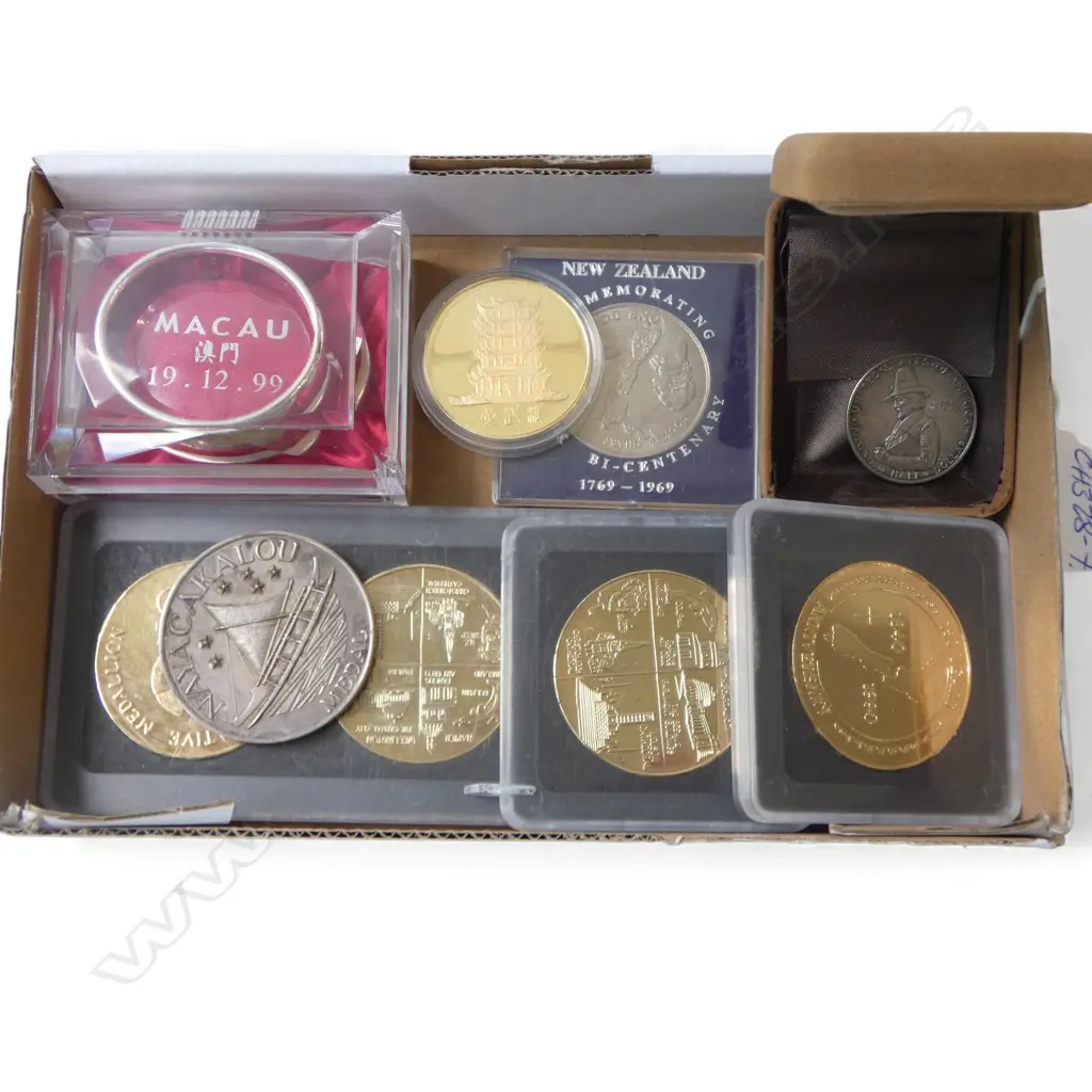 ASST. LGE COMMEMORATIVE VINTAGE MEDALLIONS some silver: Includes Nayacakalou 49.8gms Image 1++