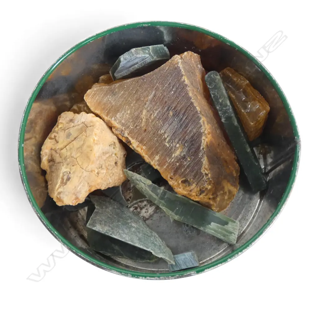 VINTAGE ENGLISH LOLLY TIN w. SMALL KAURI GUM NUGGETS & POUNAMU Image 1++