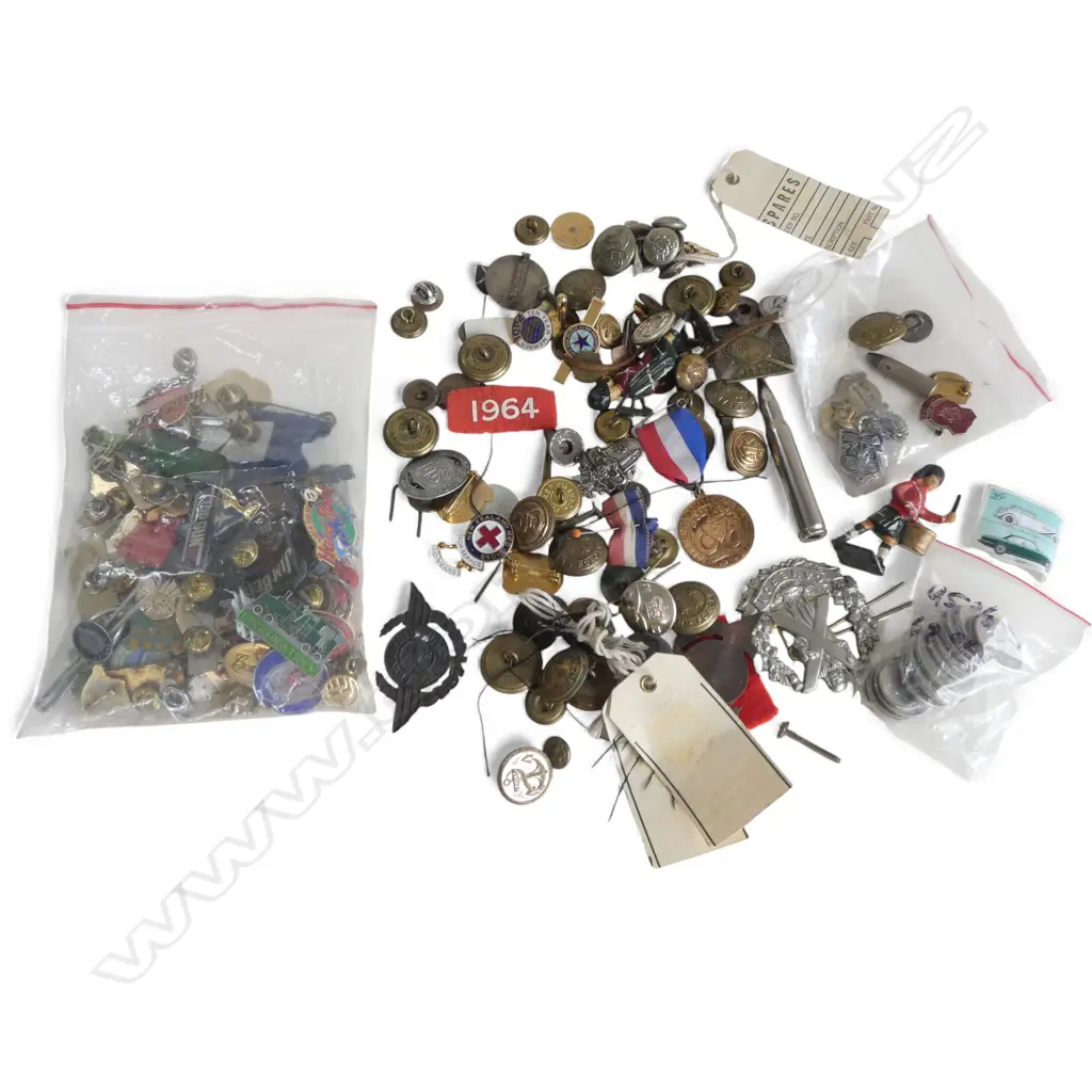 ASST. MILITARY BADGES, BUTTONS & VINTAGE LAPEL PINS Image 1++