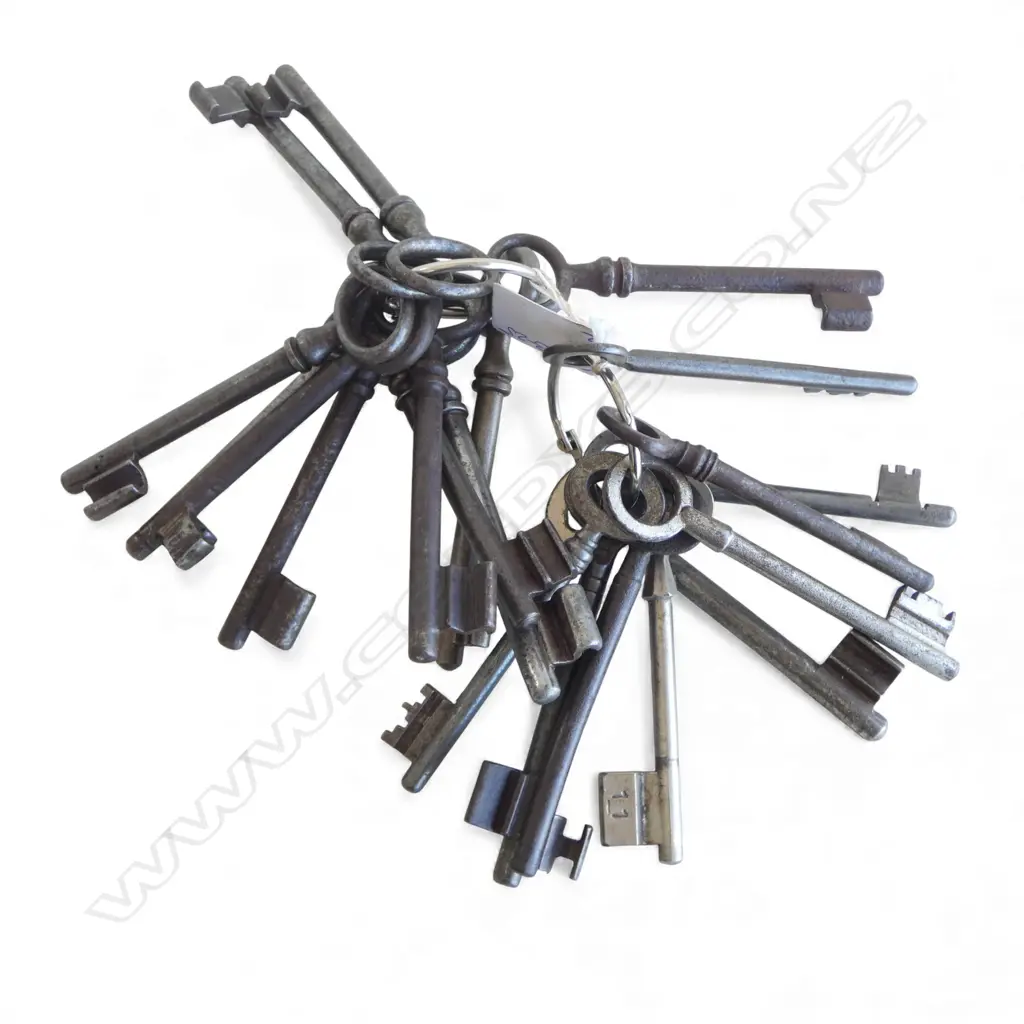 2 VINTAGE KEY BUNDLES  Image 1++