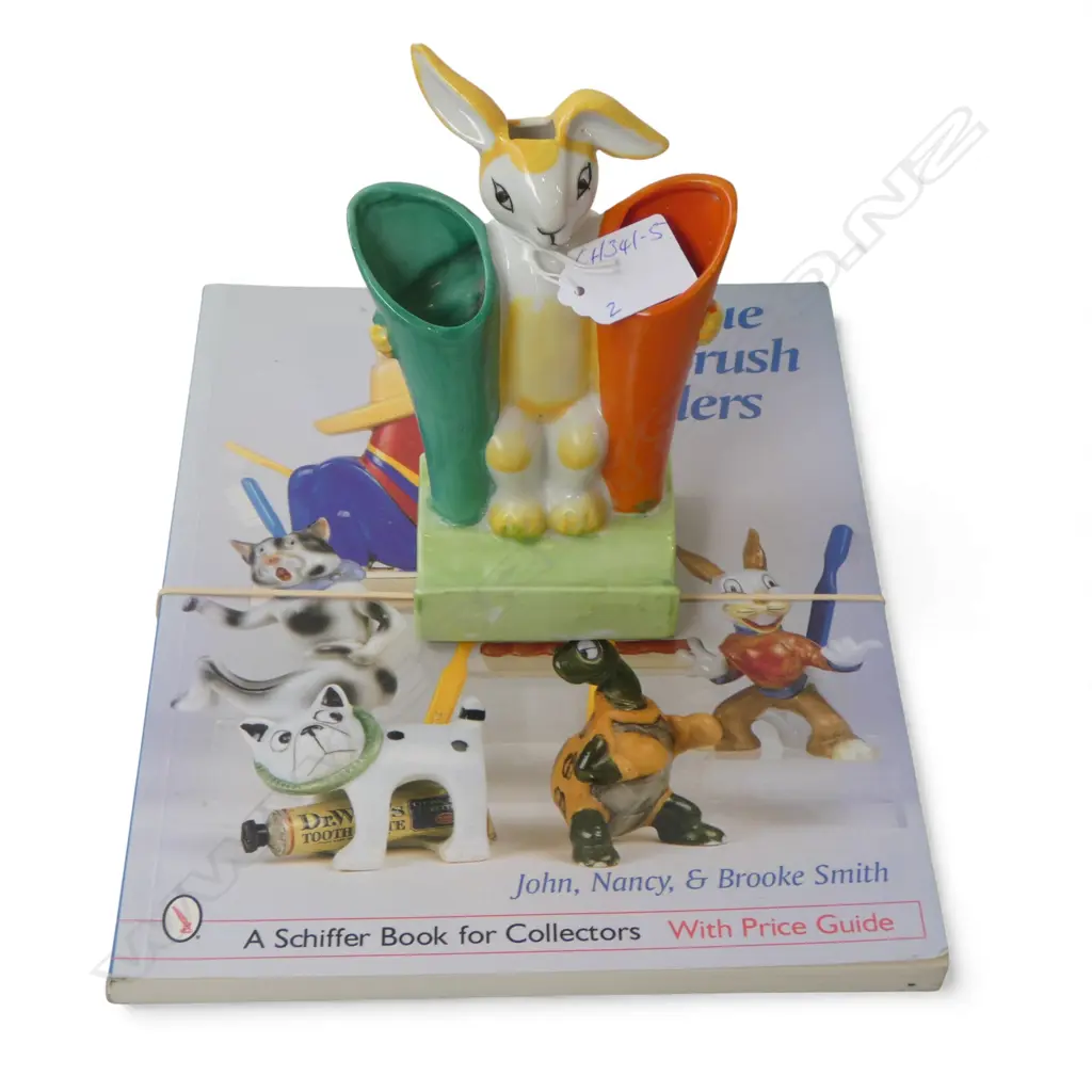 NOVELTY VINTAGE FLAT BACK RABBIT TOOTH BRUSH HOLDER + BOOK 'ANTIQUE TOOTHBRUSH HOLDERS' 2002 Image 1++