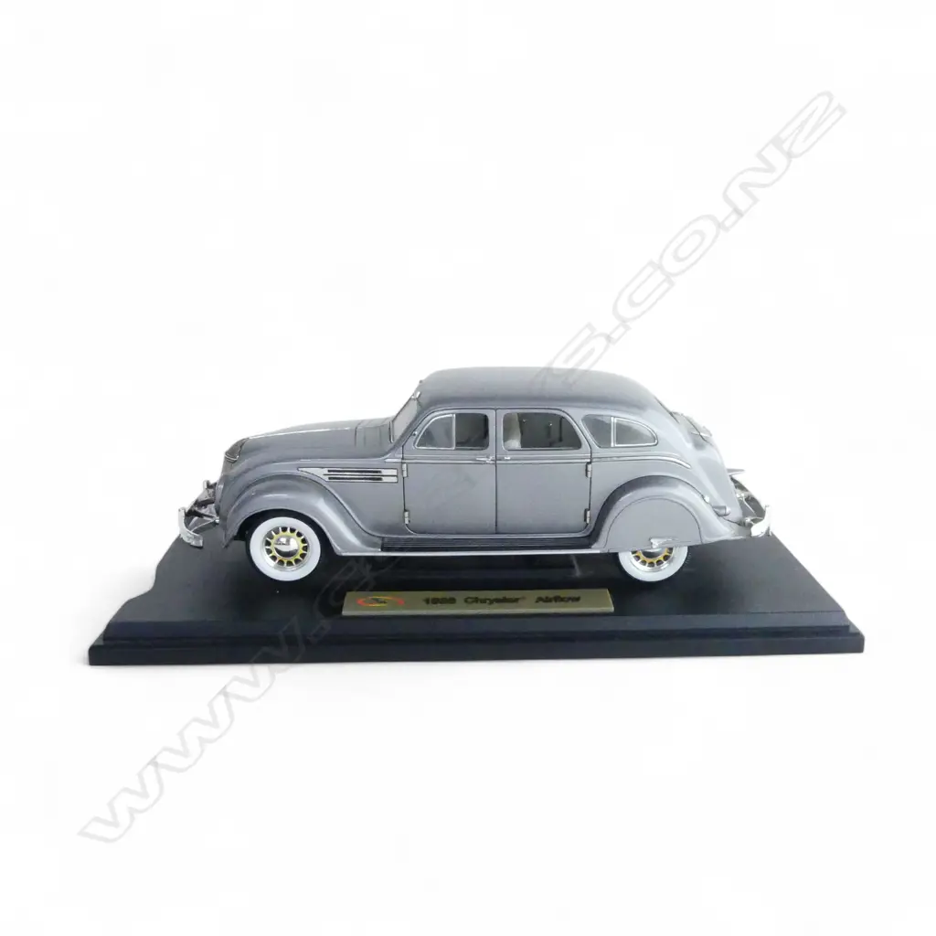 1936 'CHRYSLER AIRFLOW' 1:18 SCALE MODEL by SIGNATURE TOYS  Image 1++