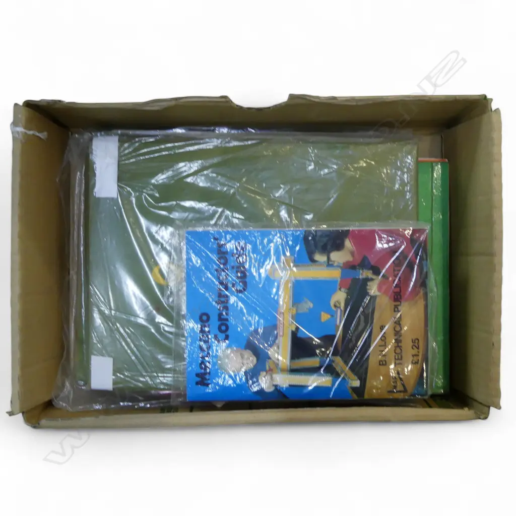 2 TRAYS MECCANO MAGS & MECCANO HAND GENERATOR Image 1++