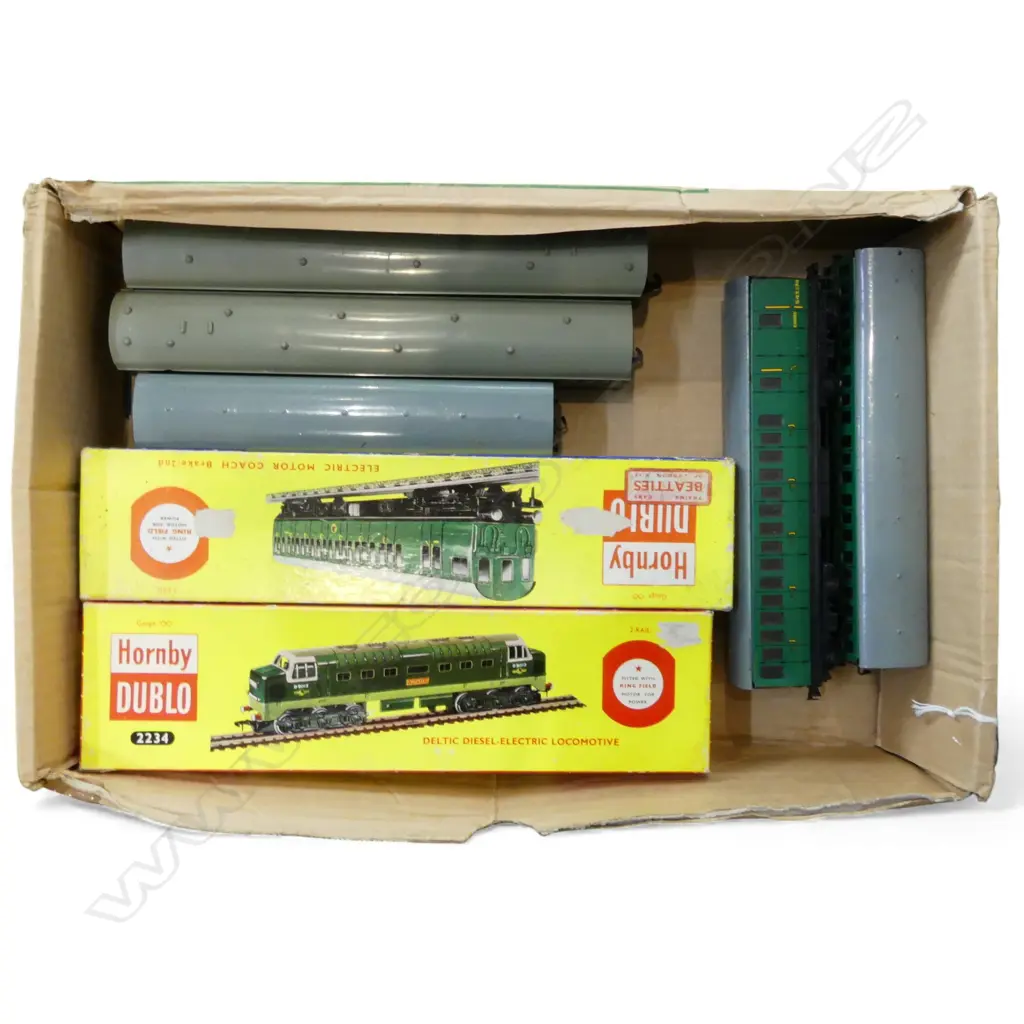 2 BOXED HORNBY DUBLO OO GAUGE ENGINE & 5 CARRIAGES Image 1++