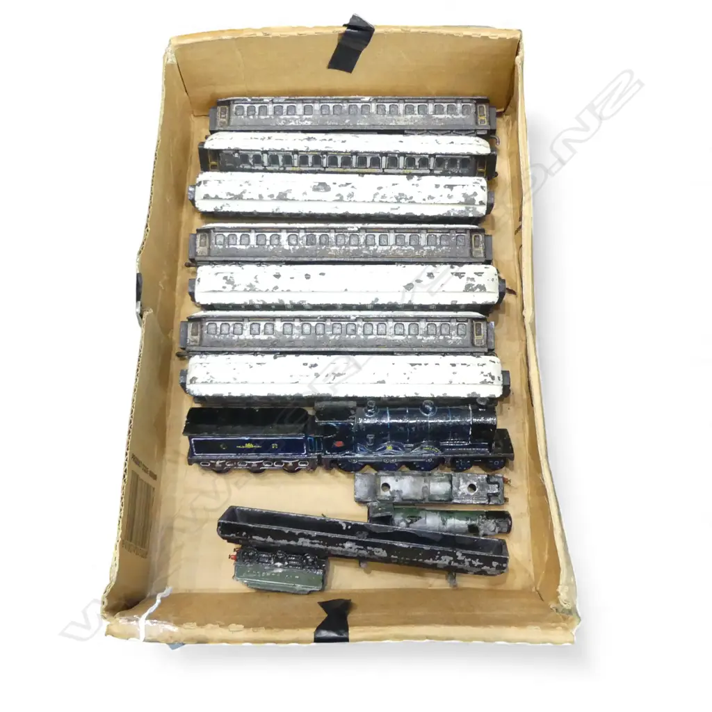 TRAY OF 7 CAST IRON MODEL CARRIAGES L220MM & 2 ENGINES 1AF Image 1++