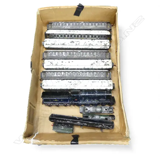 TRAY OF 7 CAST IRON MODEL CARRIAGES L220MM & 2 ENGINES 1AF