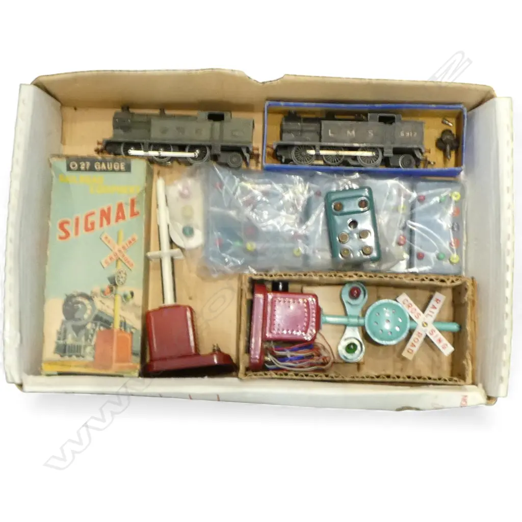 2 HORNBY DUBLO OO GAUGE ENGINES 3 SIGNALS & SWITCHES Image 1++