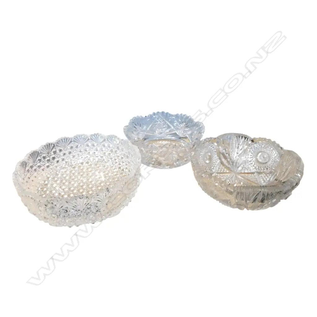 THREE FANCY HEAVY CUT CRYSTAL BOWLS, D.180MM-220MM Image 1++