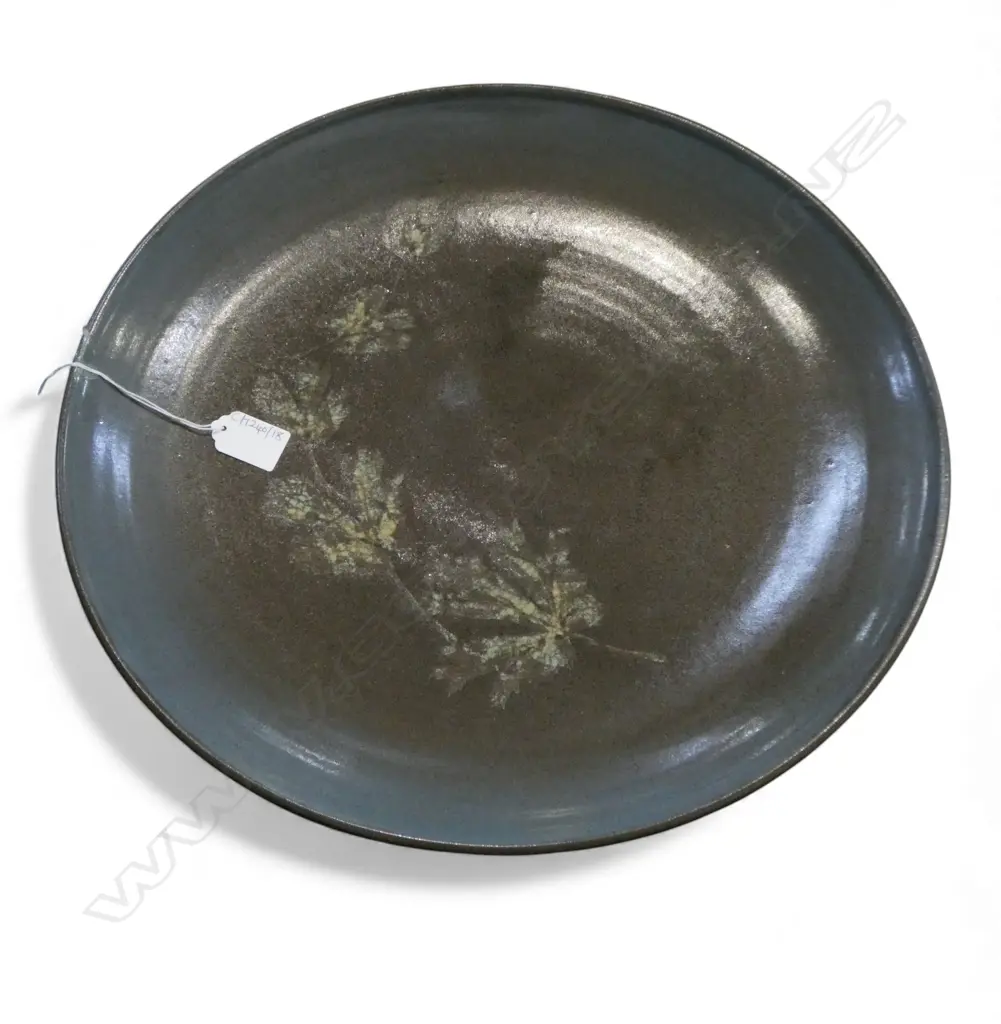 VAL HERCUS, STUDIO POTTERY CHARGER 415mm dia Image 1++