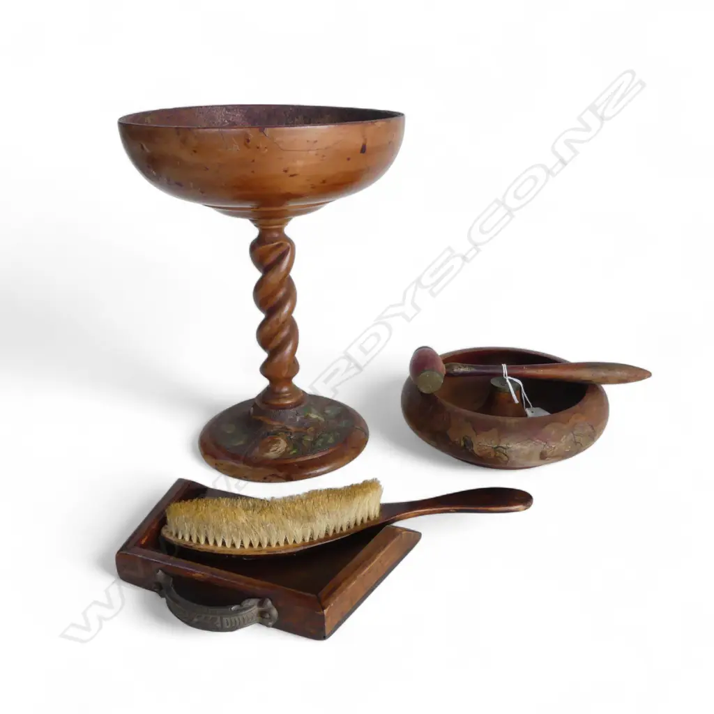 3 PCES TREEN; COMPORT H.295mm, NUT BOWL & HAMMER, CRUMB TRAY & BRUSH Image 1++