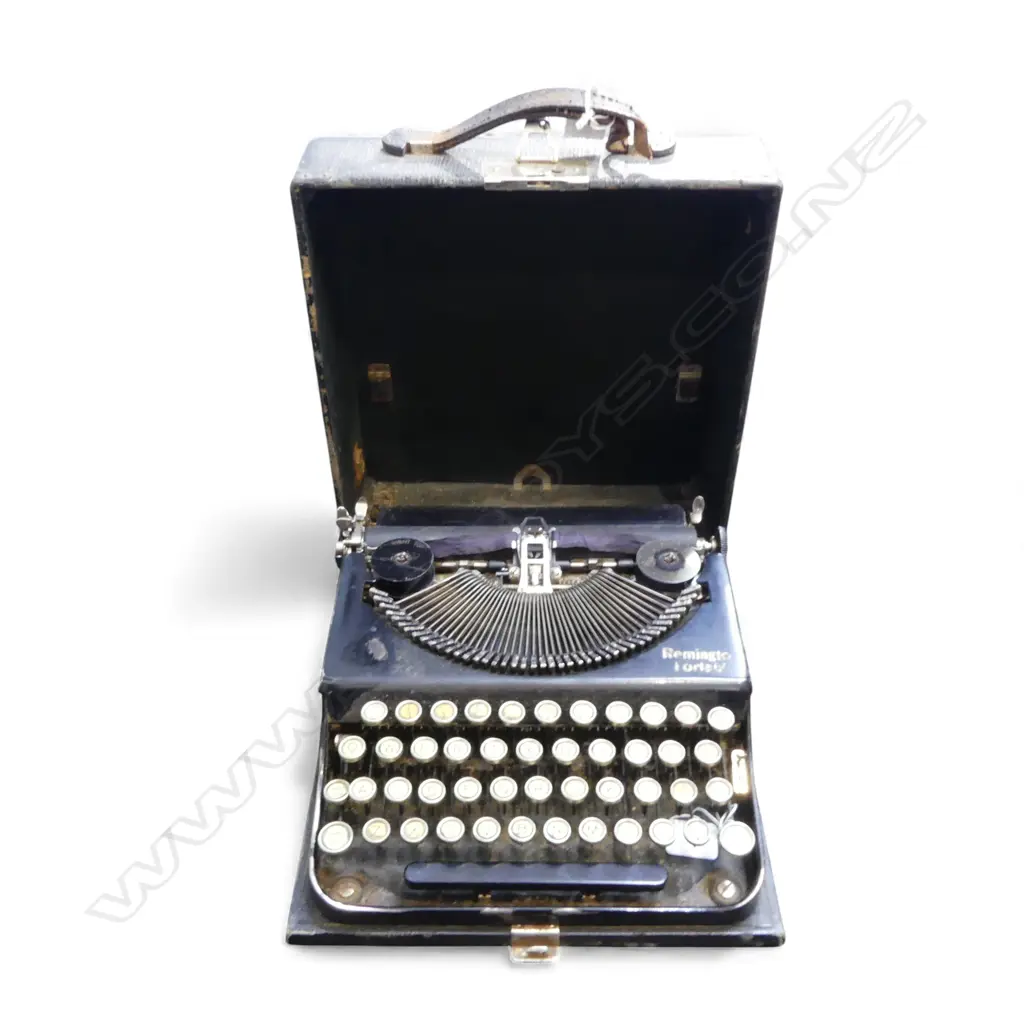 PORTABLE REMINGTON TYPEWRITER  Image 1++