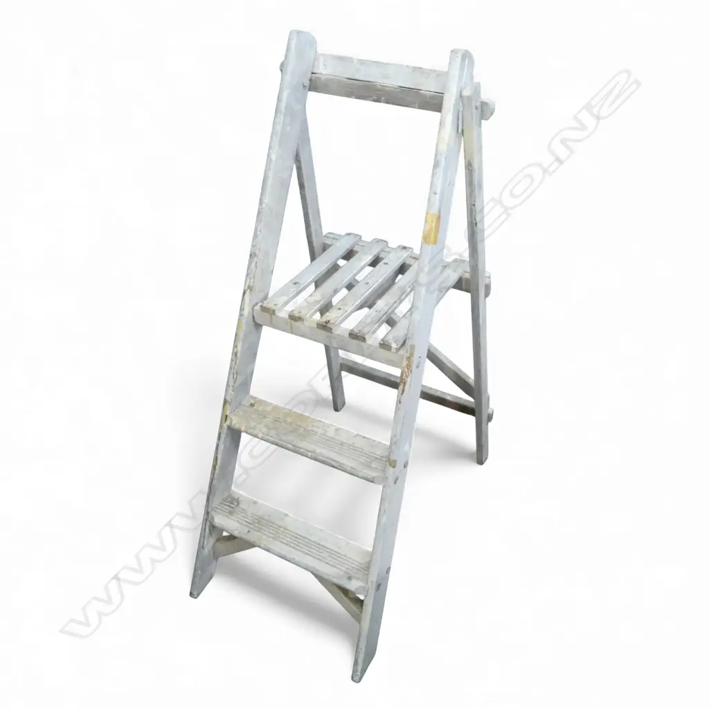 WOODEN STEP LADDER Image 1++
