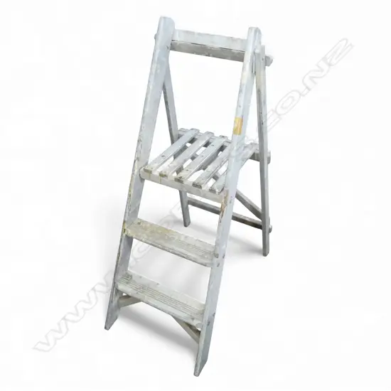 WOODEN STEP LADDER