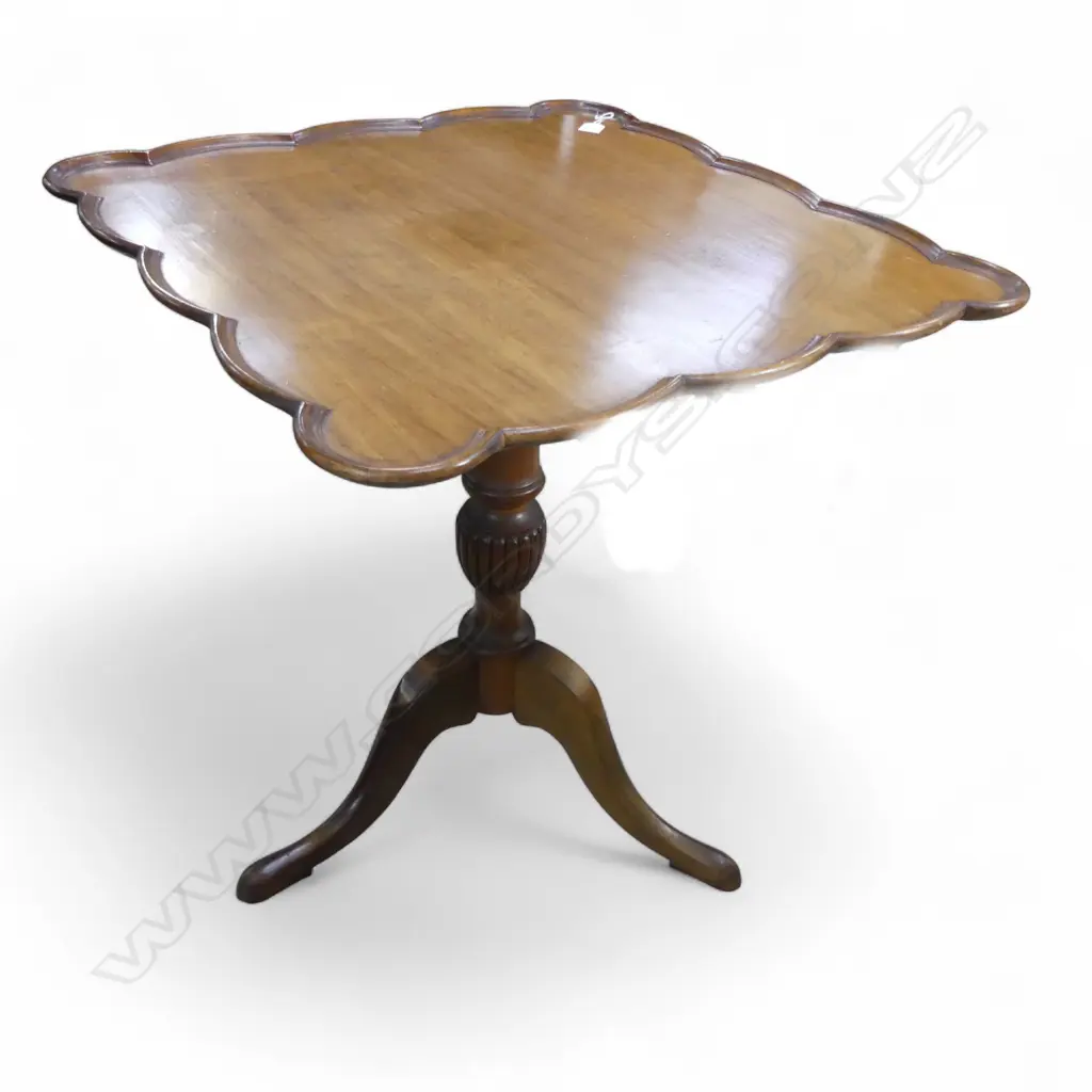 Vintage Mahogany piecrust tilt top pedestal side table. Quality George III style. H.710mm Image 1++