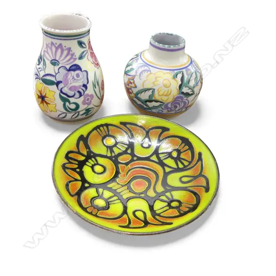 2 POOLE VASES H.145mm + PLATE 205mm dia