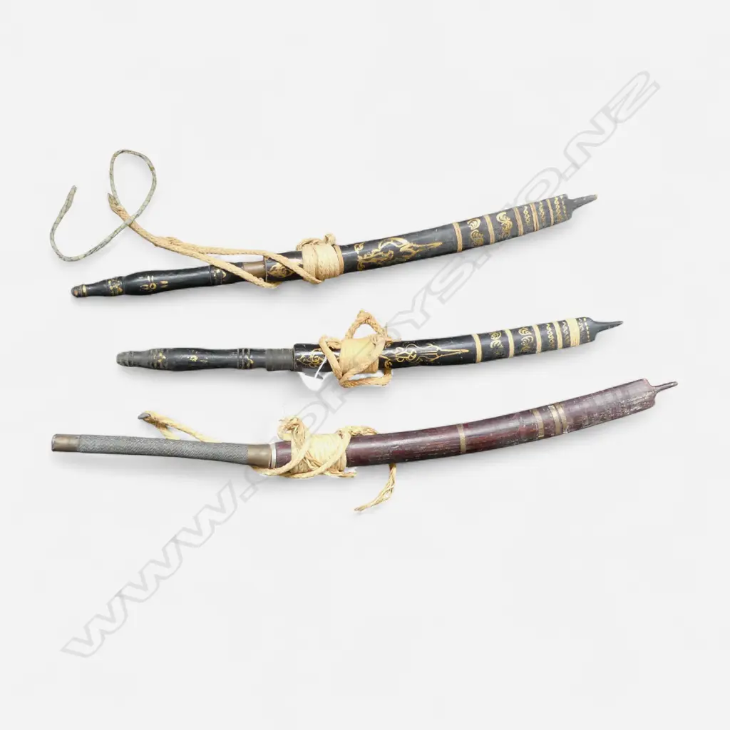 3 ORIENTAL SWORDS IN WOODEN SHEATHS H.825mm Image 1++