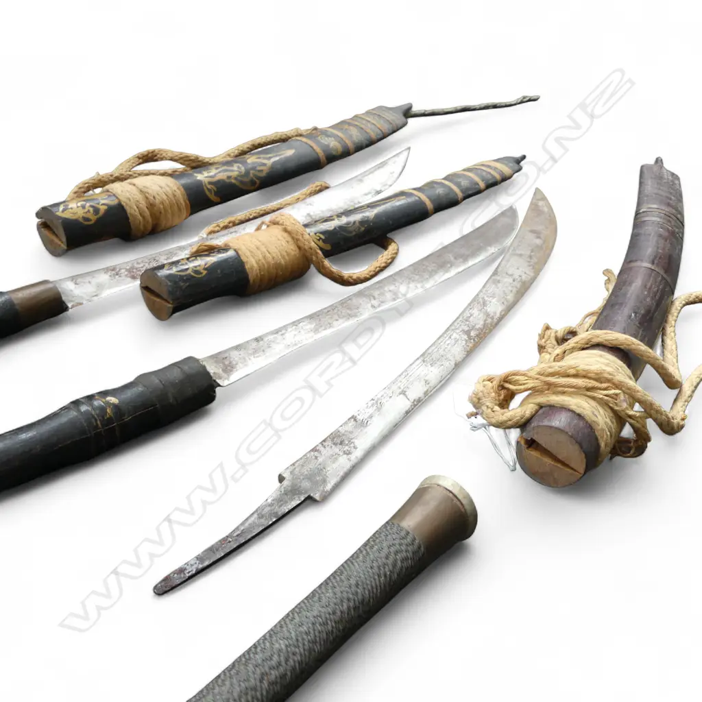 3 ORIENTAL SWORDS IN WOODEN SHEATHS H.825mm Image 1++