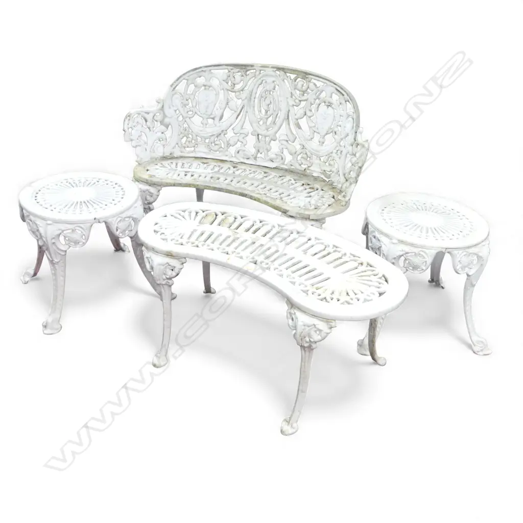 4 PCES WHITE METAL OUTDOOR FURNITURE; SETTEE W.960mm + PR STOOLS & TABLE Image 1++