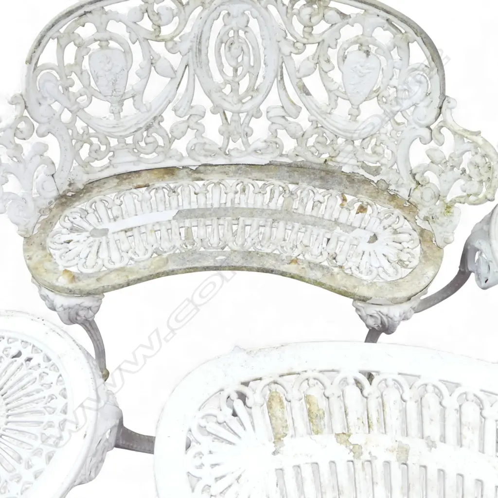 4 PCES WHITE METAL OUTDOOR FURNITURE; SETTEE W.960mm + PR STOOLS & TABLE Image 1++