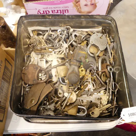 TIN ASST. LOCKS & KEYS + HAND DOOR KNOCKER L.95mm