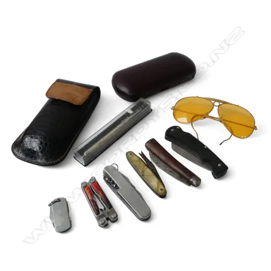3 PRS OF SUNGLASSES, 6 POCKET KNIVES + VINTAGE GLOBUS PEN
