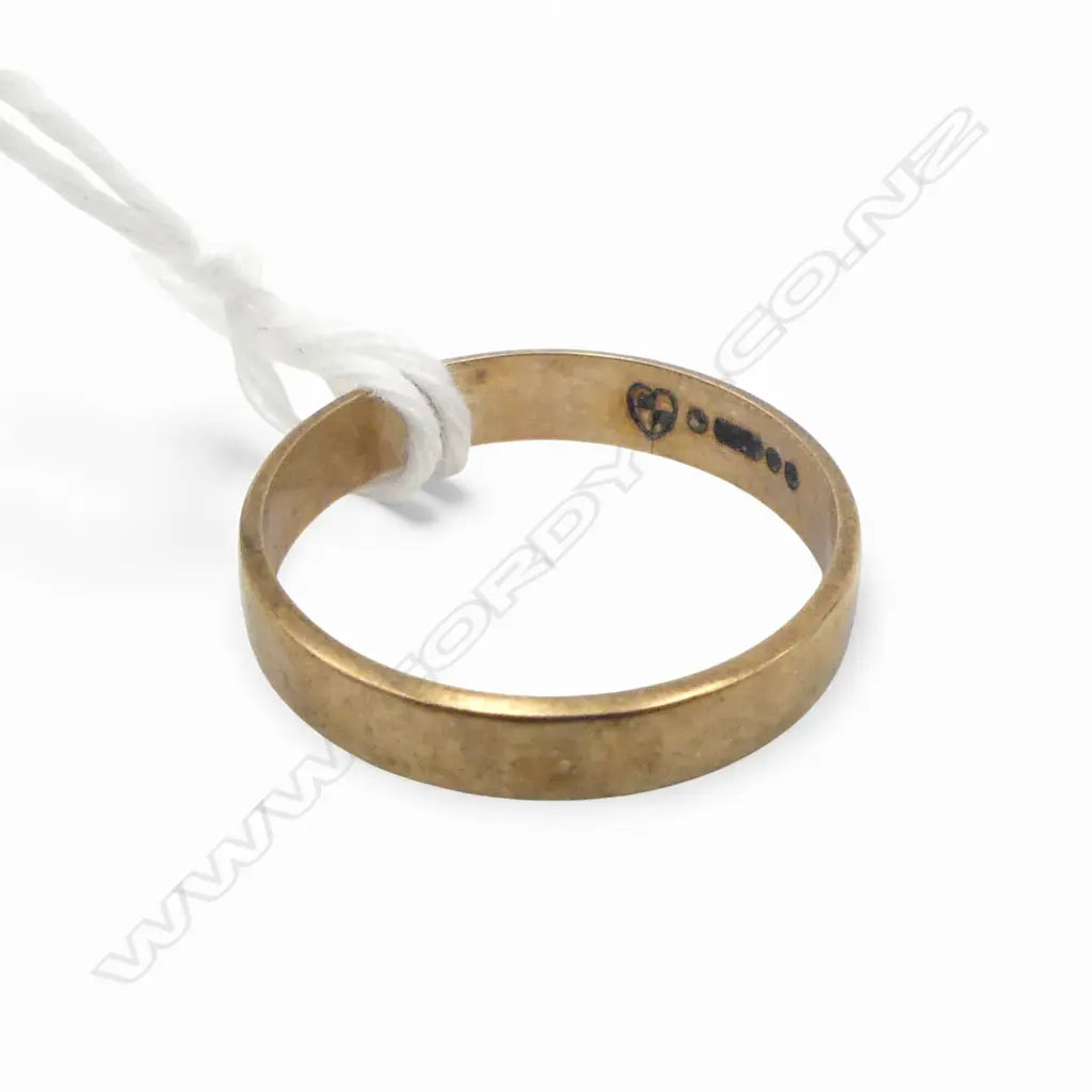 9ct YELLOW GOLD BAND RING 1.64gms SIZE L Image 1++