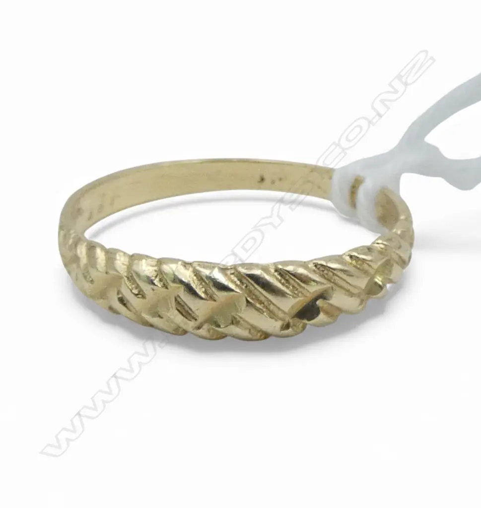 14ct GOLD ENGRAVED TOP RING size M 1.42gms Image 1++
