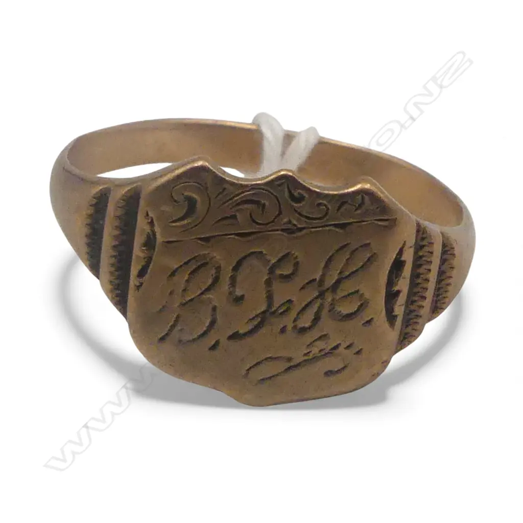 9ct GOLD VINTAGE shield form SIGNET RING 3.2gms Image 1++