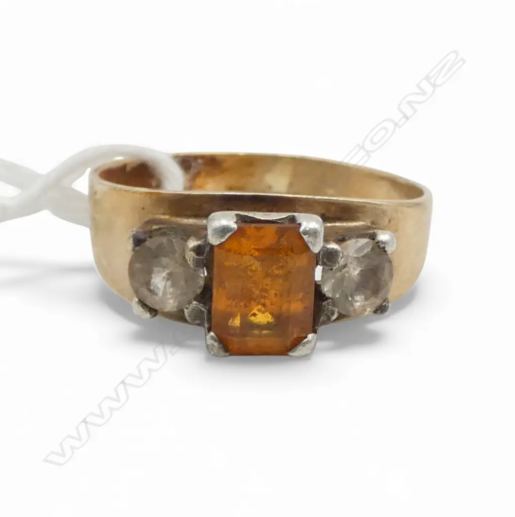 9ct Y/G 3 STONE COSTUME RING 3.12gms needs attention SIZE P Image 1++