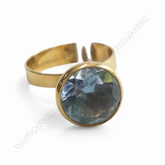 18CT RING w. BLUE TOPAZ? STONE, 3.9gms SIZE L