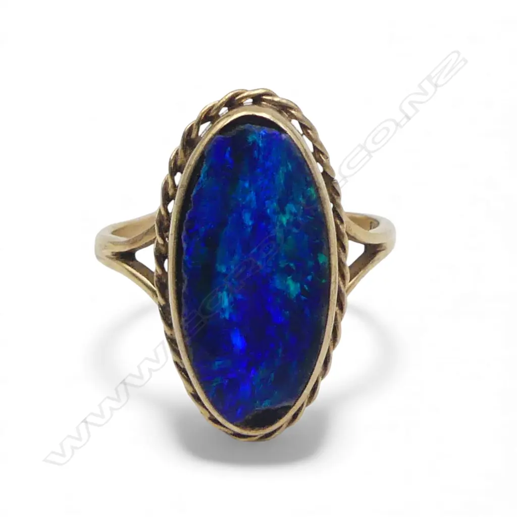 VINTAGE 9ct GOLD & OPAL DOUBLET RING strong blue toned oval cabochon. Rope edge. 3.8g opal with faults SIZE O Image 1++