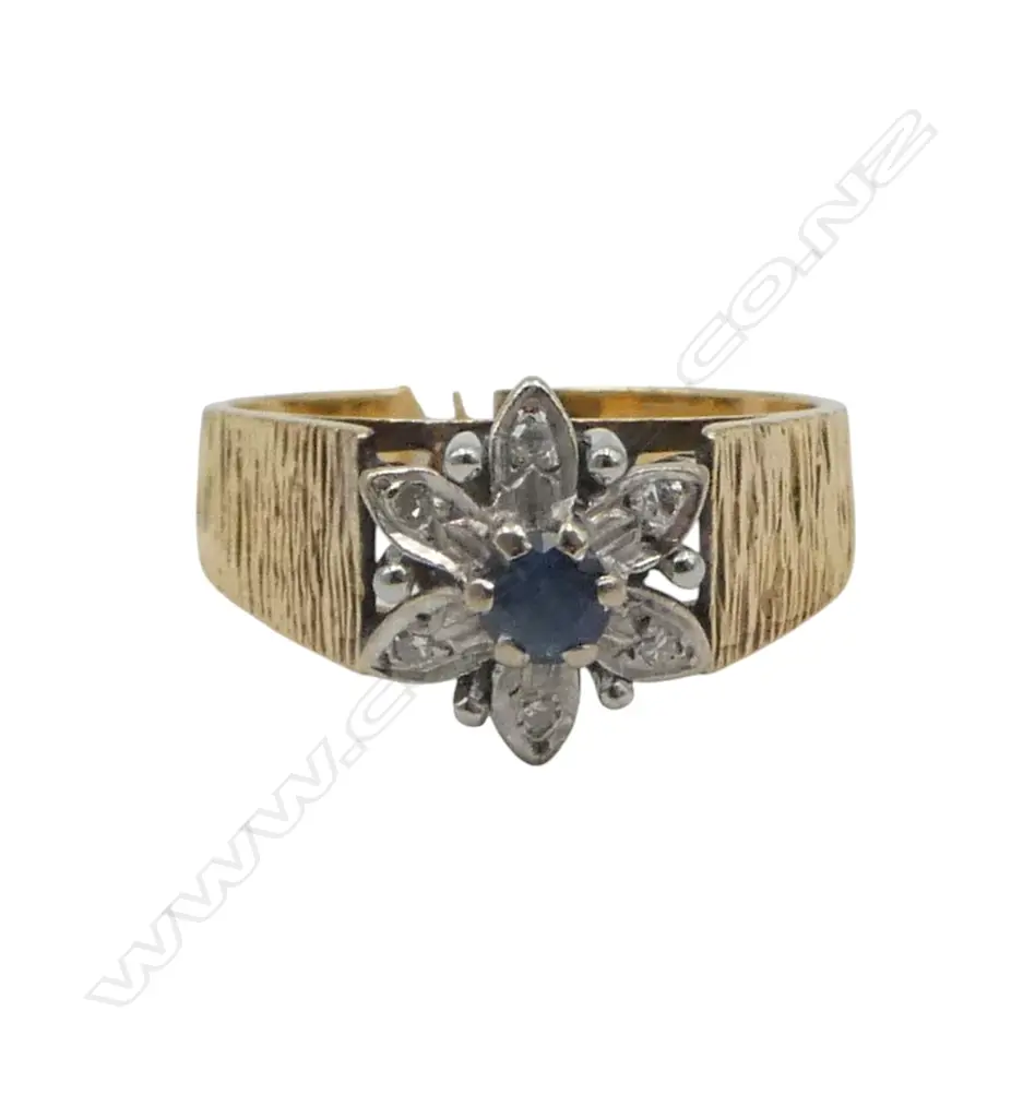 RETRO 18ct GOLD SAPPHIRE & DIAMOND CLUSTER RING textured band. 6.1gms SIZE Q Image 1++