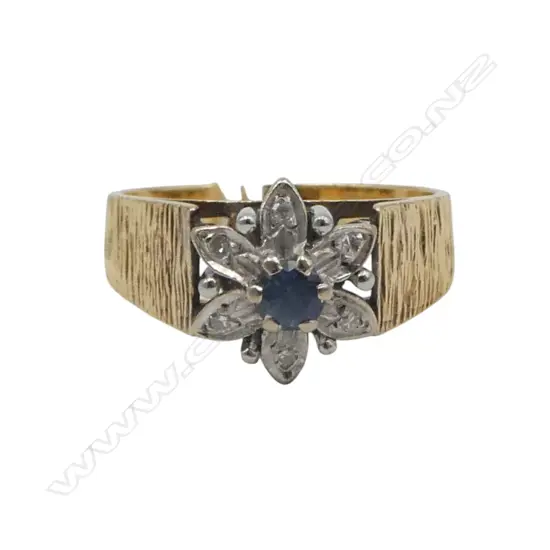 RETRO 18ct GOLD SAPPHIRE & DIAMOND CLUSTER RING textured band. 6.1gms SIZE Q