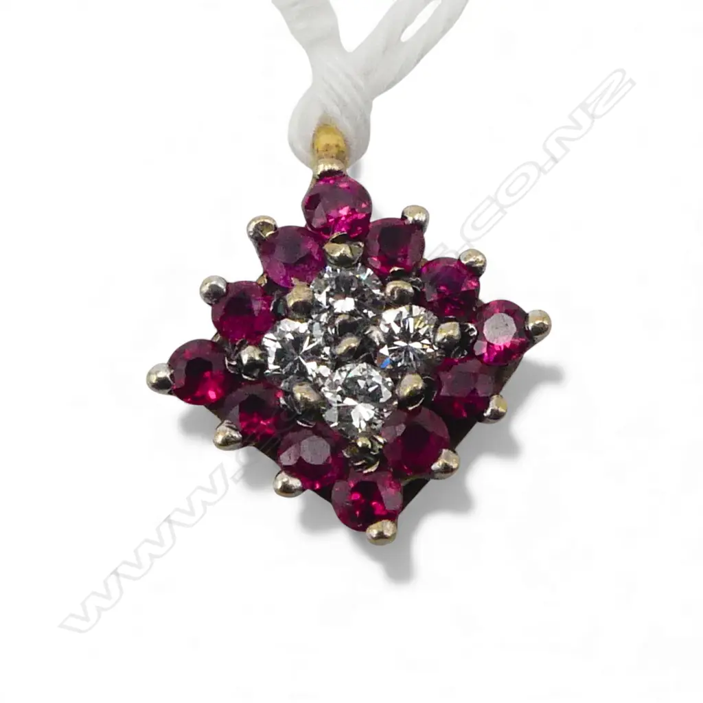 18ct YELLOW GOLD RUBY & DIAMOND CLUSTER PENDANT diamond form 1.86gms ONE RUBY A/F Image 1++