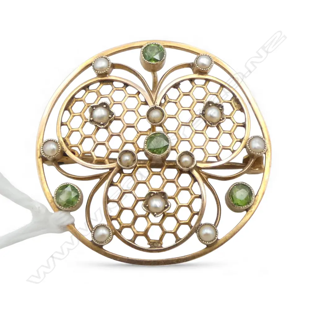 9ct GOLD EMERALD? & PEARL BROOCH 3 leaf clover form center 3.5gms Image 1++