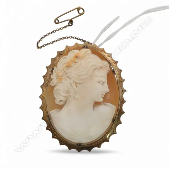 LARGE 9ct GOLD FRAMED CAMEO PENDANT / BROOCH elegant woman in profile H.55mm 17.5gms