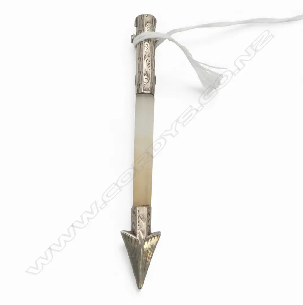 Vintage engraved silver & pale agate arrow brooch L.85mm Image 1++