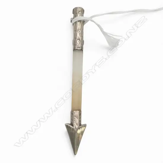 Vintage engraved silver & pale agate arrow brooch L.85mm